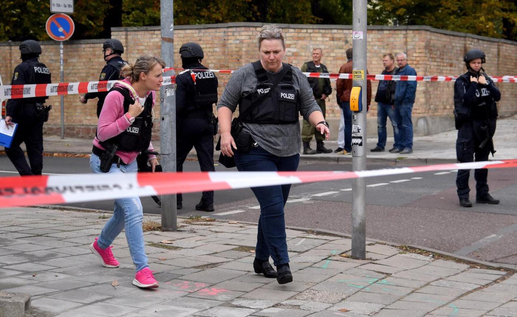 Poliisit vartioivat rikospaikkaa lähellä synagogaa Hallessa Saksassa keskiviikkona. Ainakin kaksi kuoli ampumisessa.