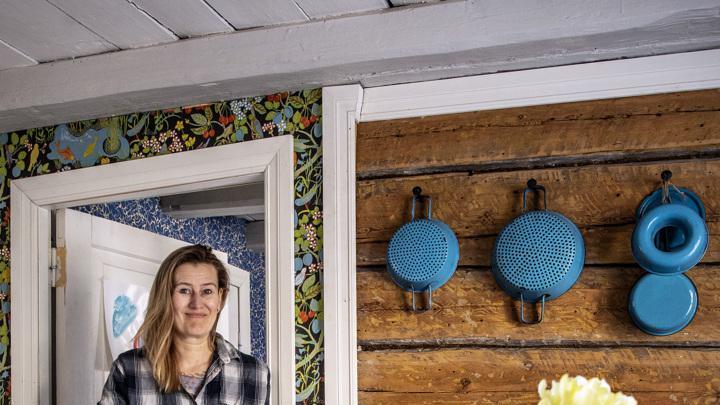 Heidi Nyblom Kuorikosken ja hänen perheensä kotona on eri sävyistä puupintaa ja värikkäitä tapetteja.