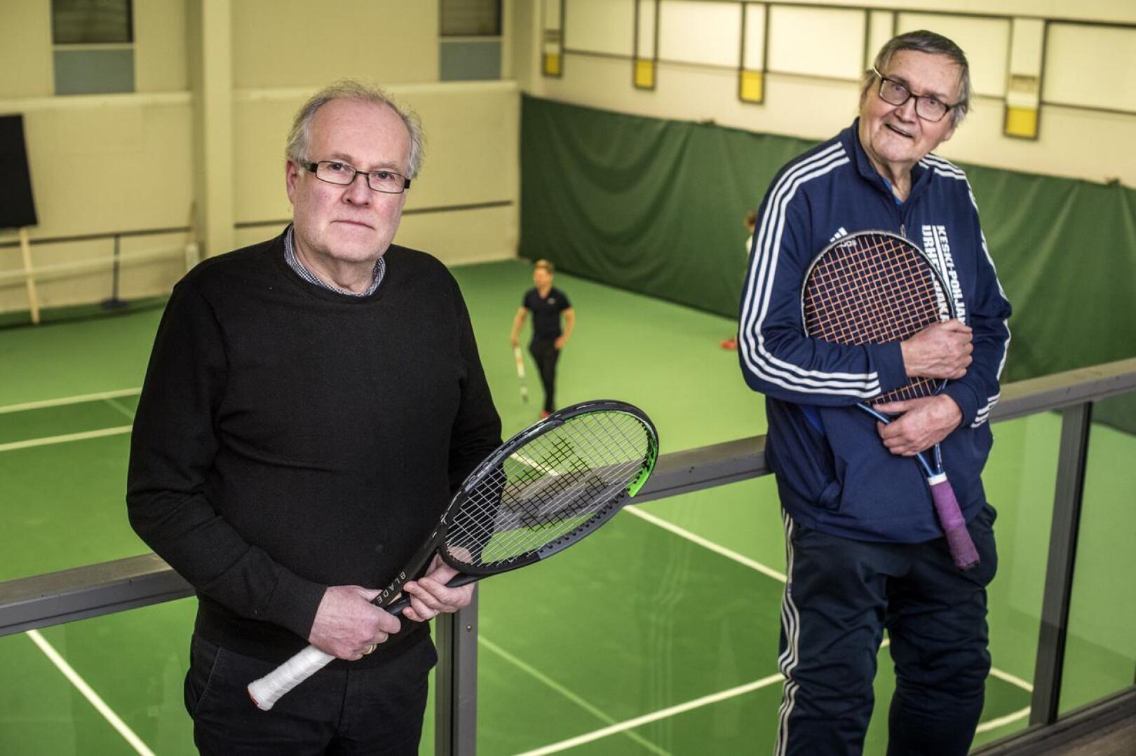Kokkolan Tenniskerhon Tom Bjon ja Ahti Seppelin toivovat, että Urheilutalo palvelee tenniksen harrastajia mahdollisimman pitkään.