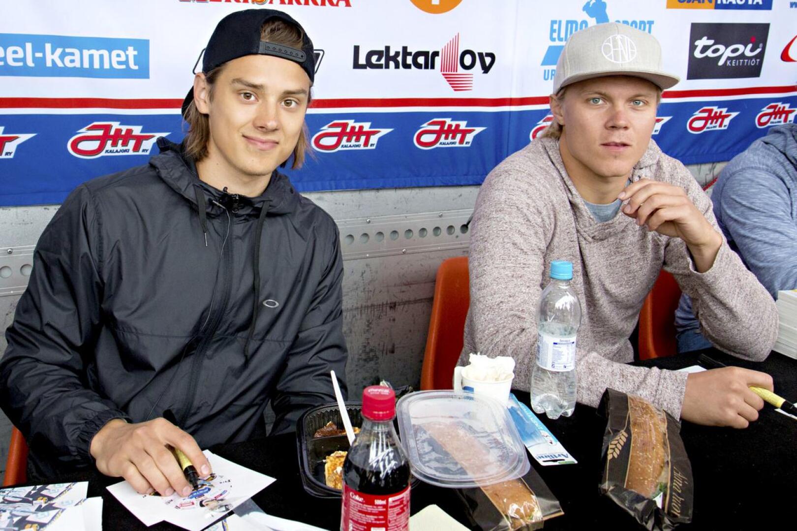 Sebastian Aho ja Mikael Granlund jakamassa nimmareita. Kuva on liki kuuden vuoden takaa.