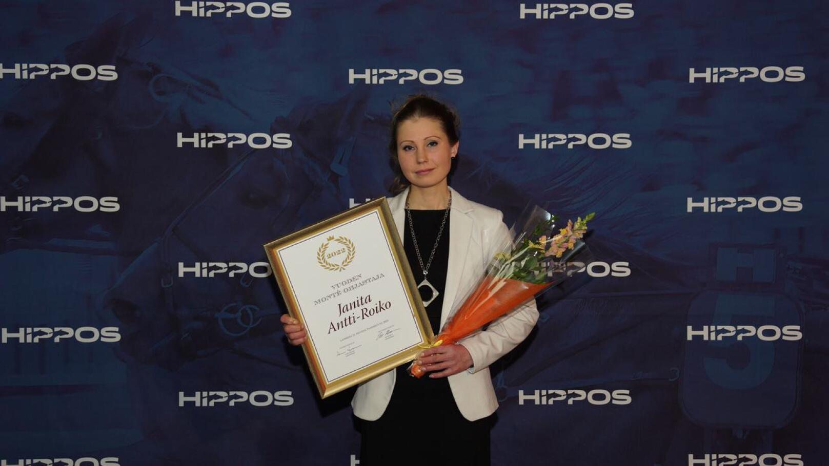 Ylivieskalaislähtöinen Janita Antti-Roiko palkittiin vuoden 2022 monteohjastajana Lahdessa järjestetyssä ravigaalassa.