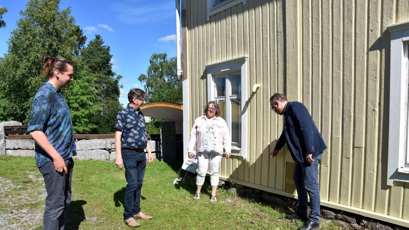 Mäkiraonmäellä. Ville Mattila, Eero Hanni, Johanna Junno ja Jussi Niinistö ihailevat Lestijokilaakson Taideyhdistyksen Topian taloa, joka on saanut uuden maalipinnan.
