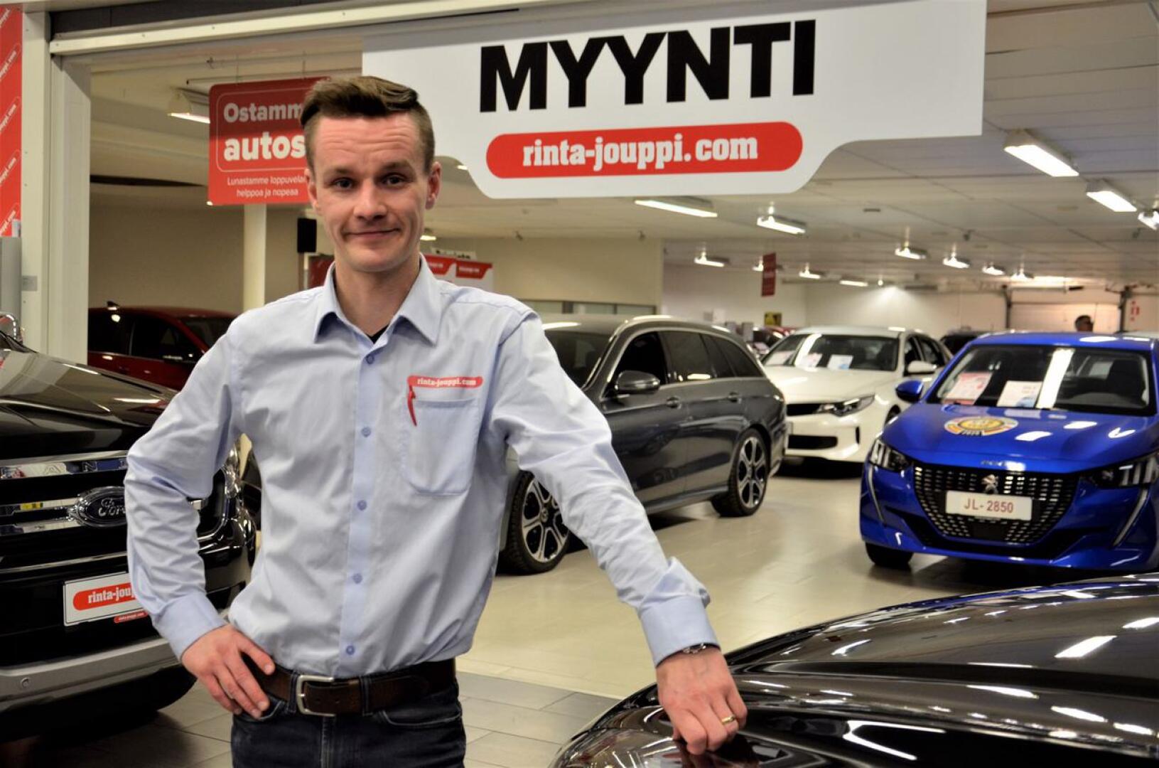 Myyntipäällikkö Matti Rättyä kertoo vaihtoautovalikoimien kasvavan merkittävästi Ylivieskassa.
