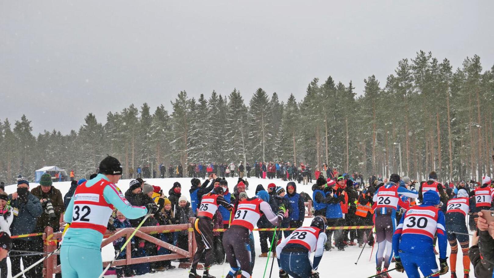 A- ja B-sarjat starttasivat yhtä aikaa. B-sarjassa Nivalan II-joukkue hiihti numerolla 30. Juhani Kumpusalon urakka on alkamassa.