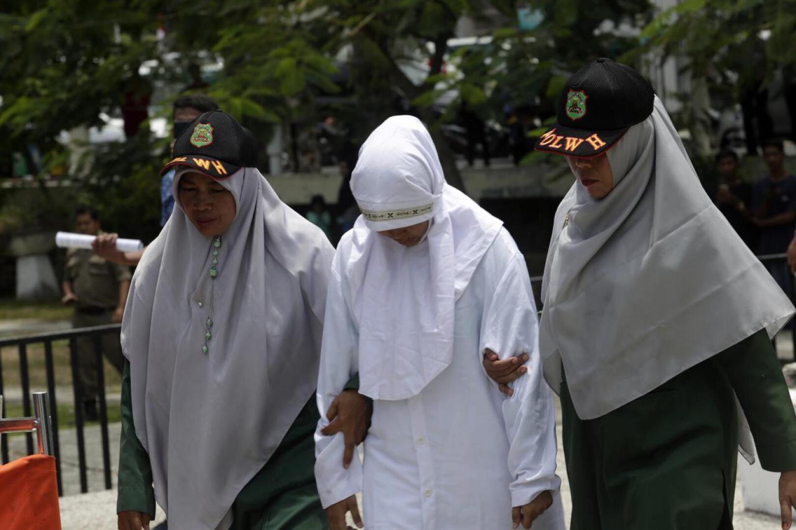 Shariapoliisi vie naista ruoskittavaksi Acehin maakunnassa Indonesiassa torstaina. Naisen todettiin harrastaneen avioliiton ulkopuolista seksiä. Tiukka sharia-laki on Indonesiassa voimassa vain Acehin maakunnassa.