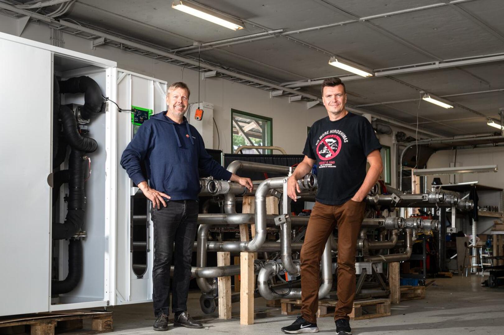 Heliostoragen Mats Manderbacka ja Mathias Nylund esittelevät lämpökentän ohjainta ja lämpökeskusta yrityksen toimitiloissa Sokojalla.
