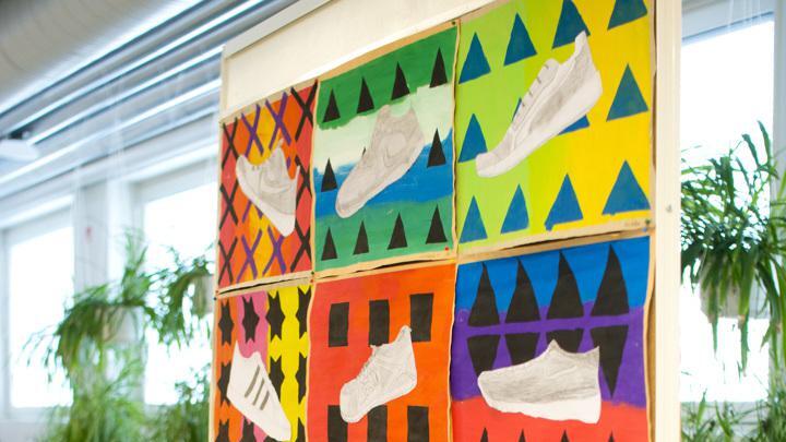 Niva-Kaijan koulun seitsemäsluokkalaisten taituroimia kenkä-aiheisia taideteoksia.