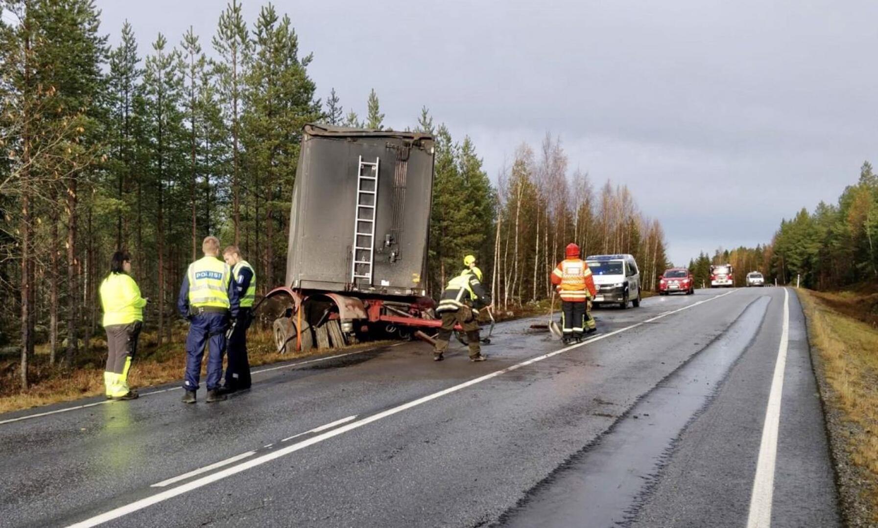 Rekka suistui ojaan liukkaalla tiellä Pedersöressä, Lappforsin kylän läheisyydessä.