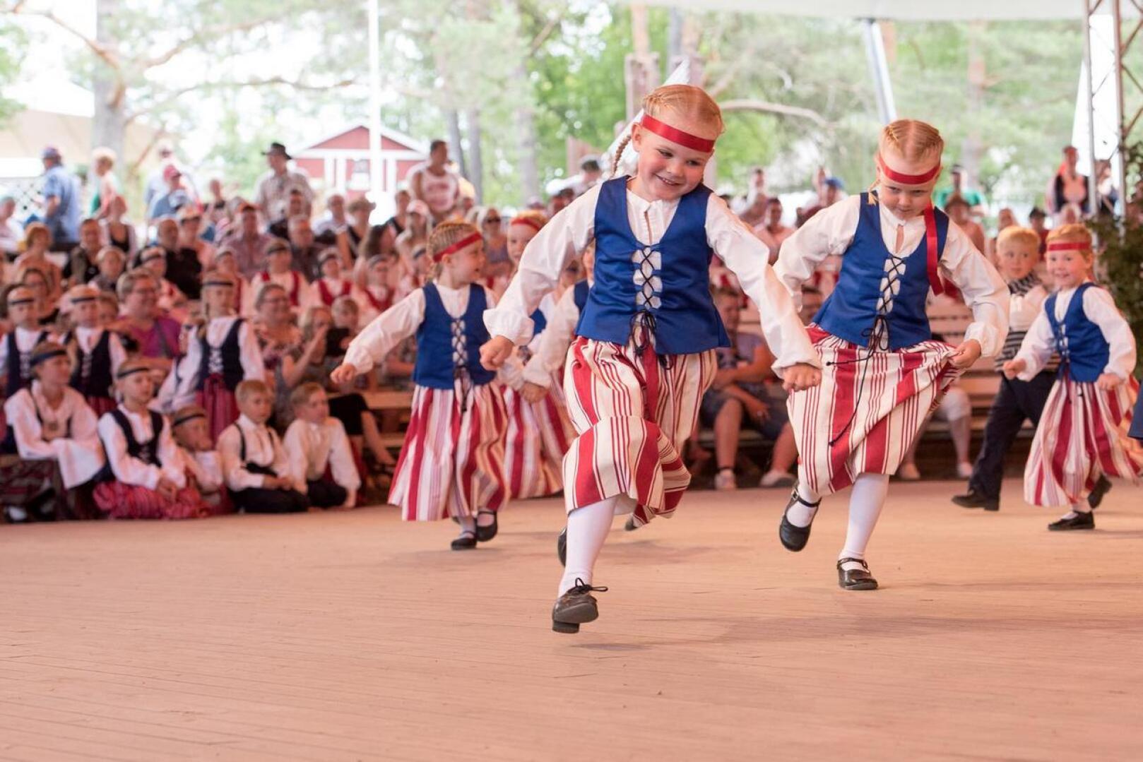 Kaustisen kansanmusiikkijuhlilla tanssista voi nauttia katsoen ja myös osallistuen.