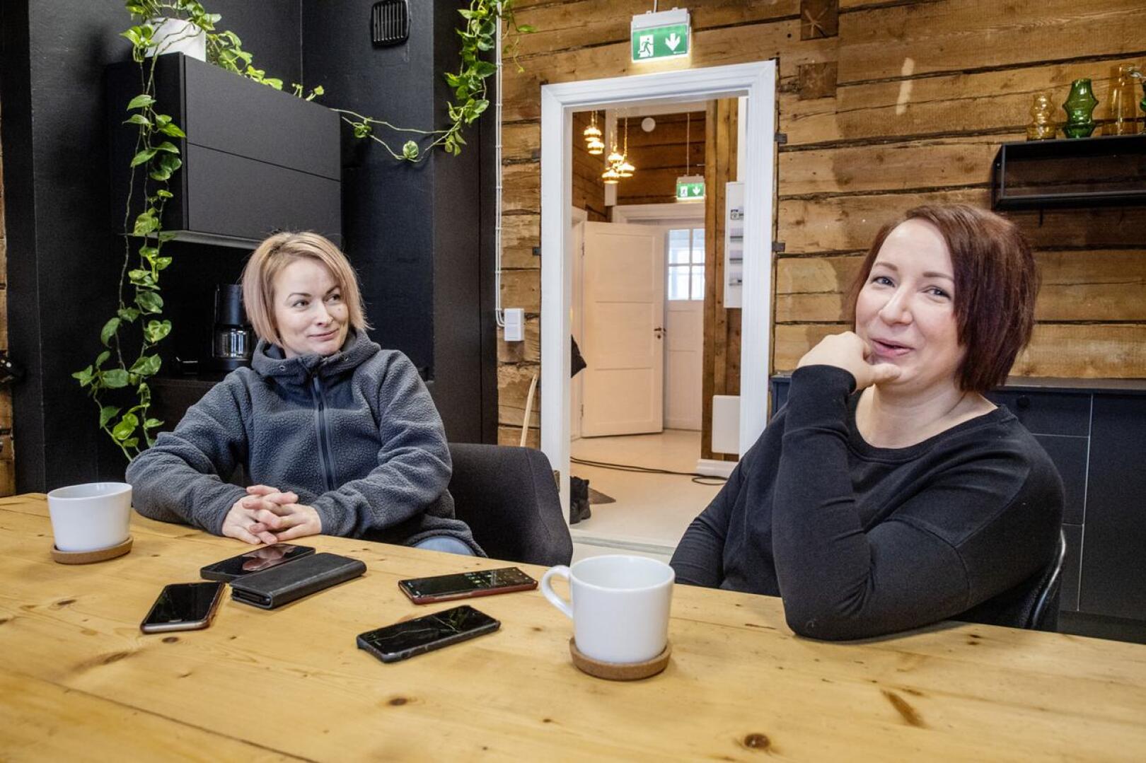 Sisustussuunnittelijat Jenny Pisilä ja Anni Haikola ystävystyivät opiskellessaan sisustusuunnittelijoiksi. Nyt heillä on yhteinen Sisustus Visiointi -yritys.