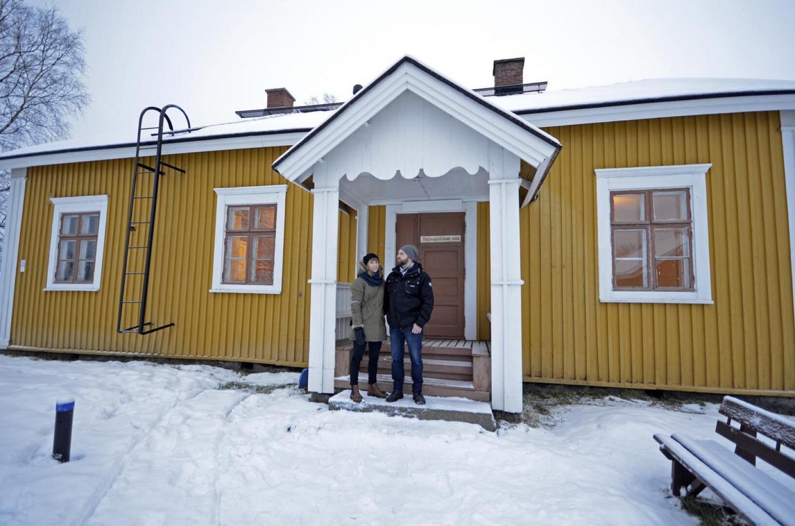 Uudet "asemapäälliköt" Annukka ja Jouni Salmela jatkavat vuokralaisina Asemapäällikön talon sisätilojen kunnostusta. Kaupungin omistuksessa on vuosia sitten hanketöinä kunnostettu talon katto ja vuonna 2016 talkoilla palautettiin  okrankeltainen seinäpinta.