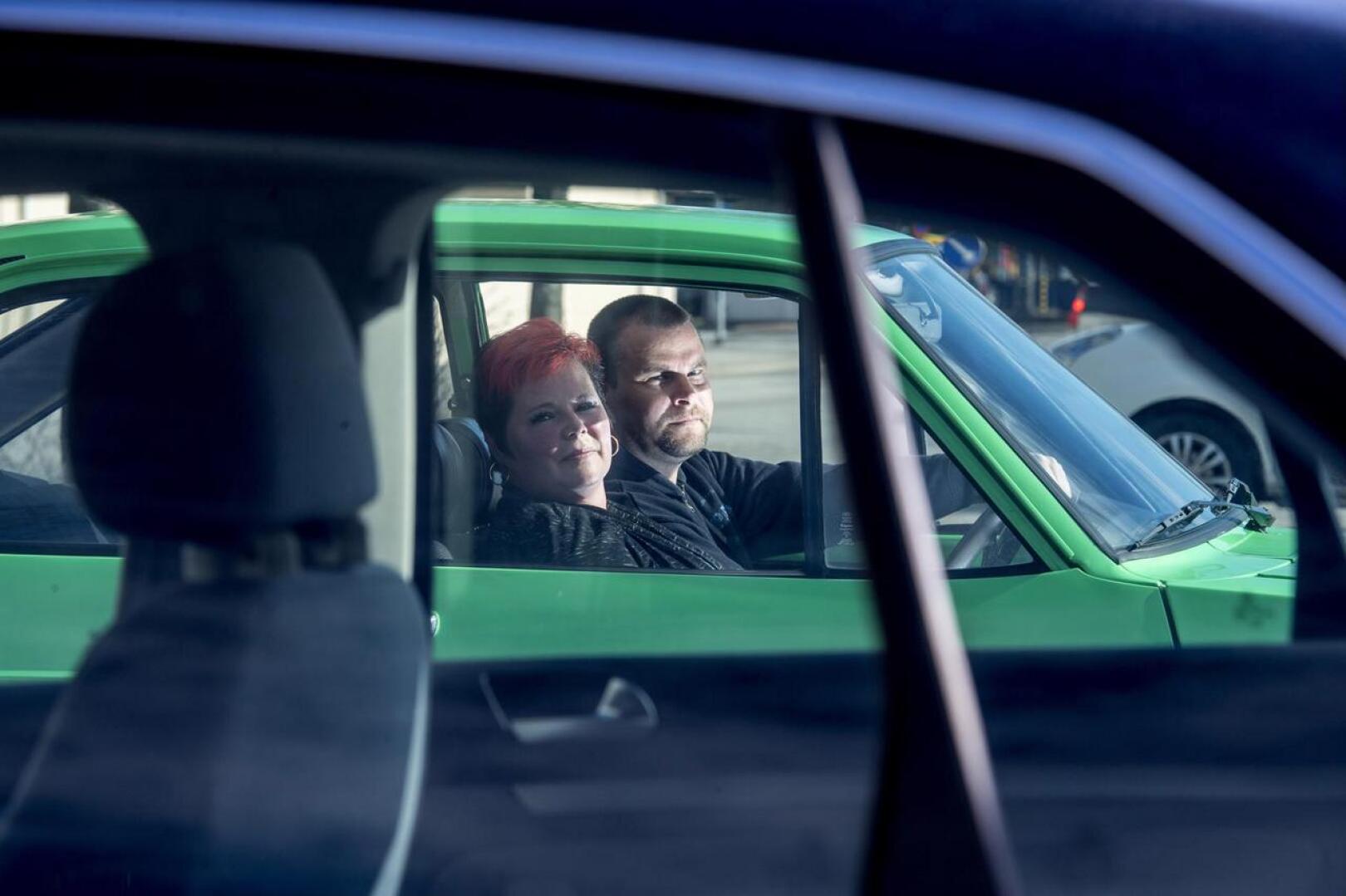 Tiina ja Jari Annala kesäautoilevat edelleen kirkkaanvihreällä Ford Escortillaan.