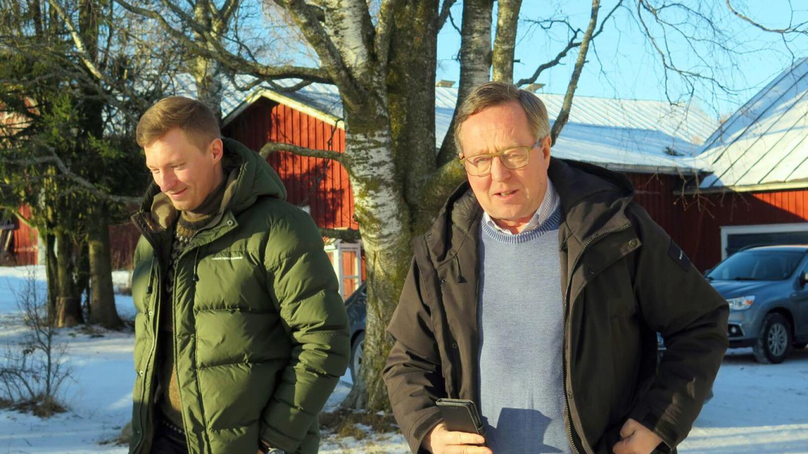 Ministeri Mika Lintilä (oikealla) oli lauantaina vaalikiertueella, jonka viimeinen pysähdys oli Vetelissä. Ministerin seurassa oli erityisavustaja Hannes Torppa.