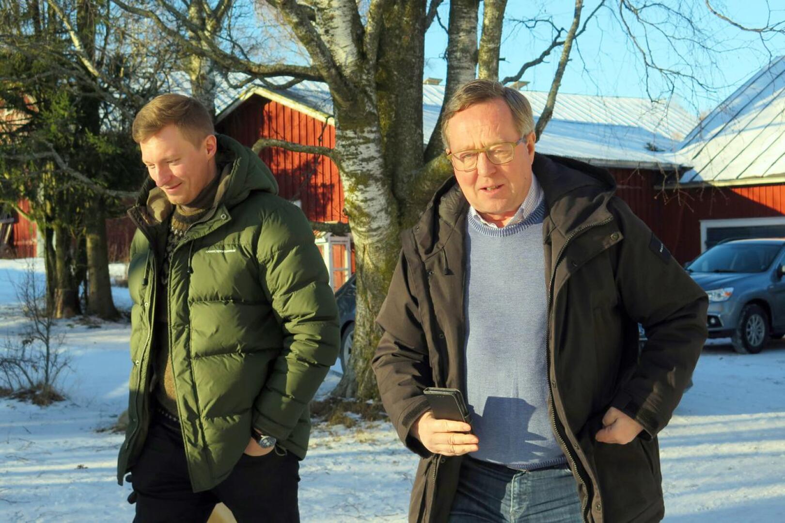 Ministeri Mika Lintilä (oikealla) oli lauantaina vaalikiertueella, jonka viimeinen pysähdys oli Vetelissä. Ministerin seurassa oli erityisavustaja Hannes Torppa.