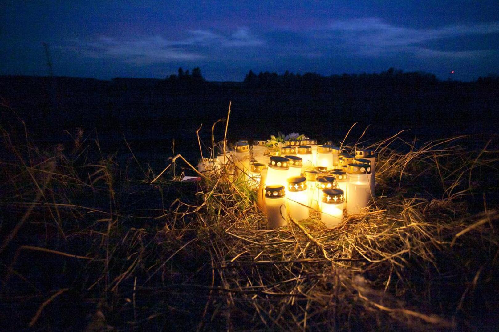 Kynttilät valaisevat Kalajoen onnettomuuspaikkaa.  