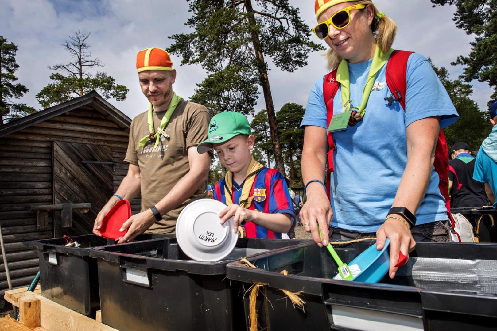 Kalajokiset Markus Pöllä, Martti Märsylä ja Marjo Märsylä käyvät kesäisin partioleireillä. Oransseihin hattuihin pukeutuneet Markus Pöllä ja Marjo Märsylä järjestävät leirillä tulilaakson ohjelmaa.