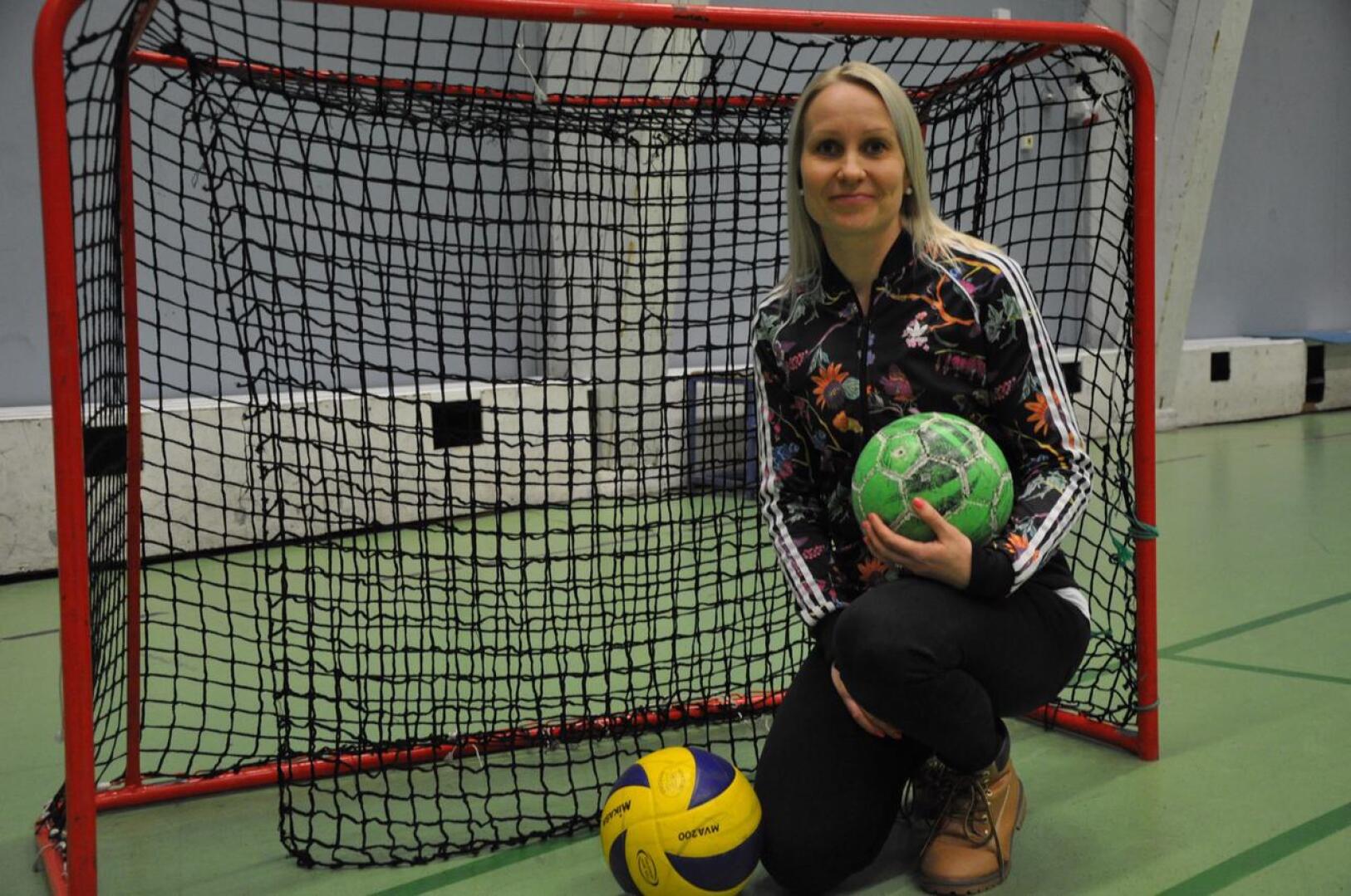 Mari Bergdahl sanoo, että liikuntatunneilla pallot ovat mieleisiä välineitä. Joskus ideoidaan oma pelimuoto.