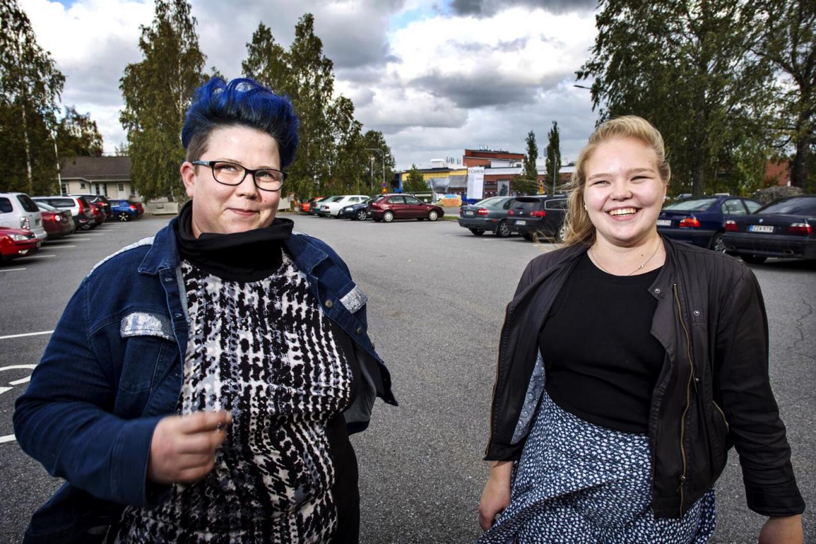 Heidi Mustikkamaa ja Emilia Myllylä kertovat, että yhteisöpedagogiopiskelijat opiskelevat yhtä iloisesti ja vauhdikkaasti kuin aiemminkin, vaikka Närvilän rukoushuoneen tiloja ei olekaan suunniteltu opetuskäyttöön.