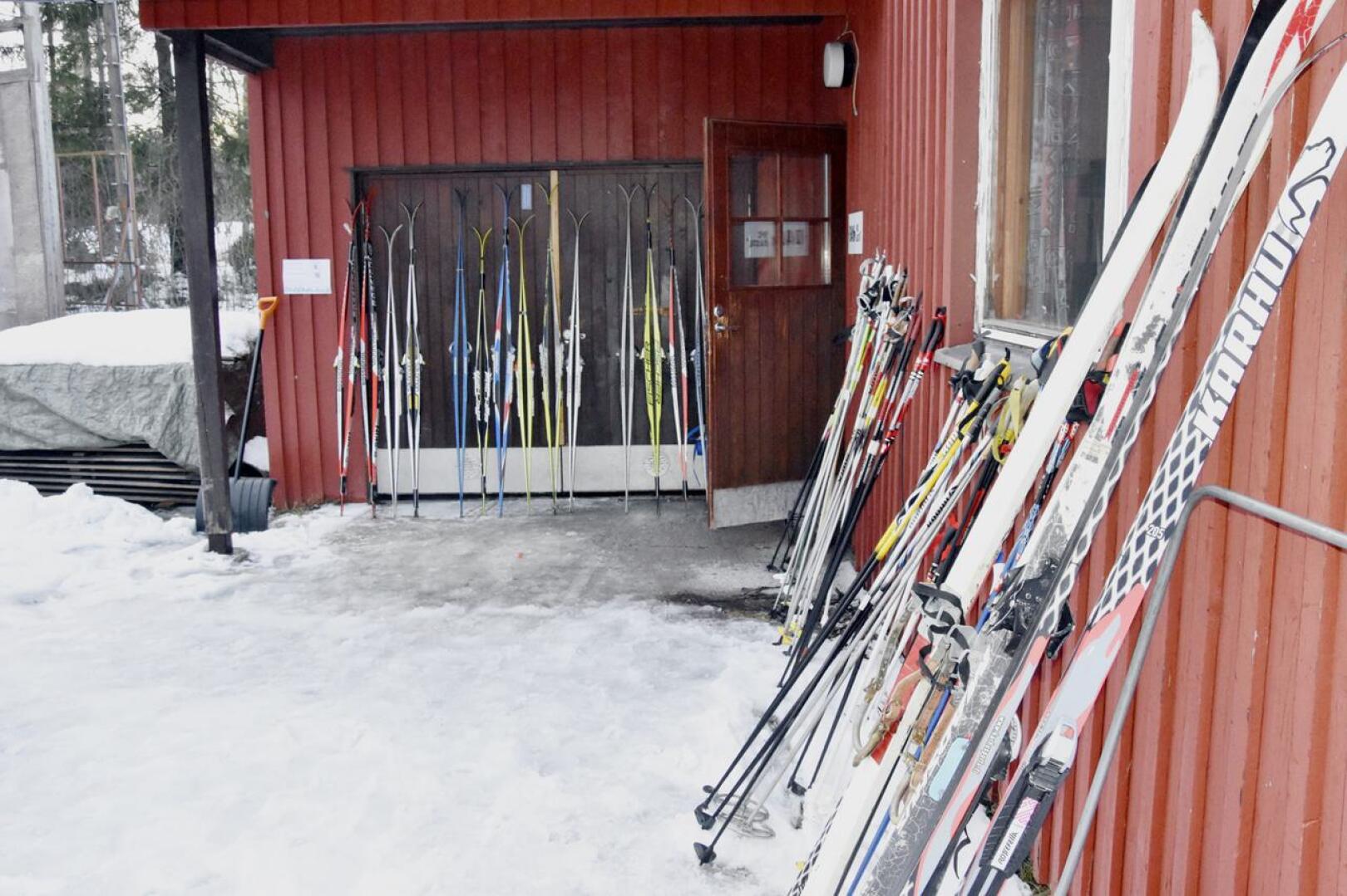 Muun muassa Vestersundinkylässä kaupunki hoitaa hiihtolatuja, jotka ovatkin perinteisesti ahkerassa käytössä. Tulevana talvena voi hiihtää hyvällä omallatunnolla, jos maksaa 25 euron vapaaehtoisen kausimaksun.