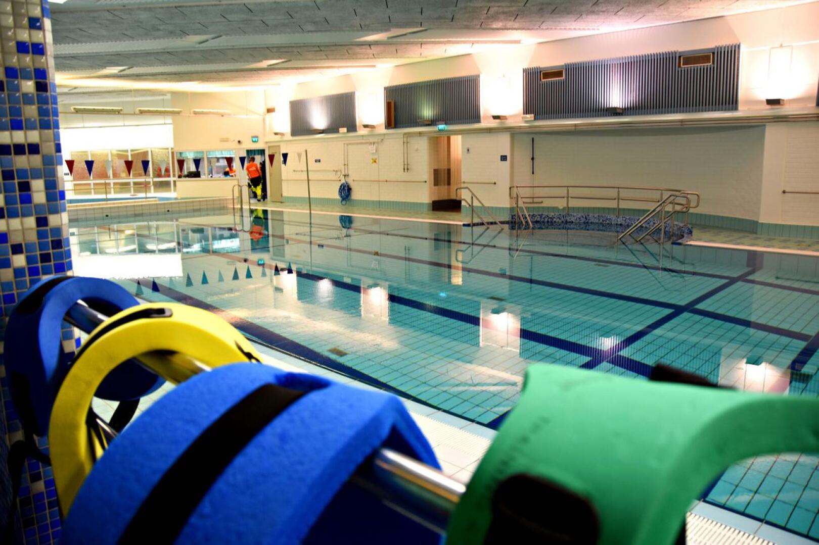 Uimahallissa avattiin sulun jälkeen maanantaina kello 16, ja altaaseen oli heti tulijoita. Kävijöitä on liikuntasihteeri Kati Mäntylän mukaan riittänyt alkuviikosta muutenkin yllättävän hyvin.