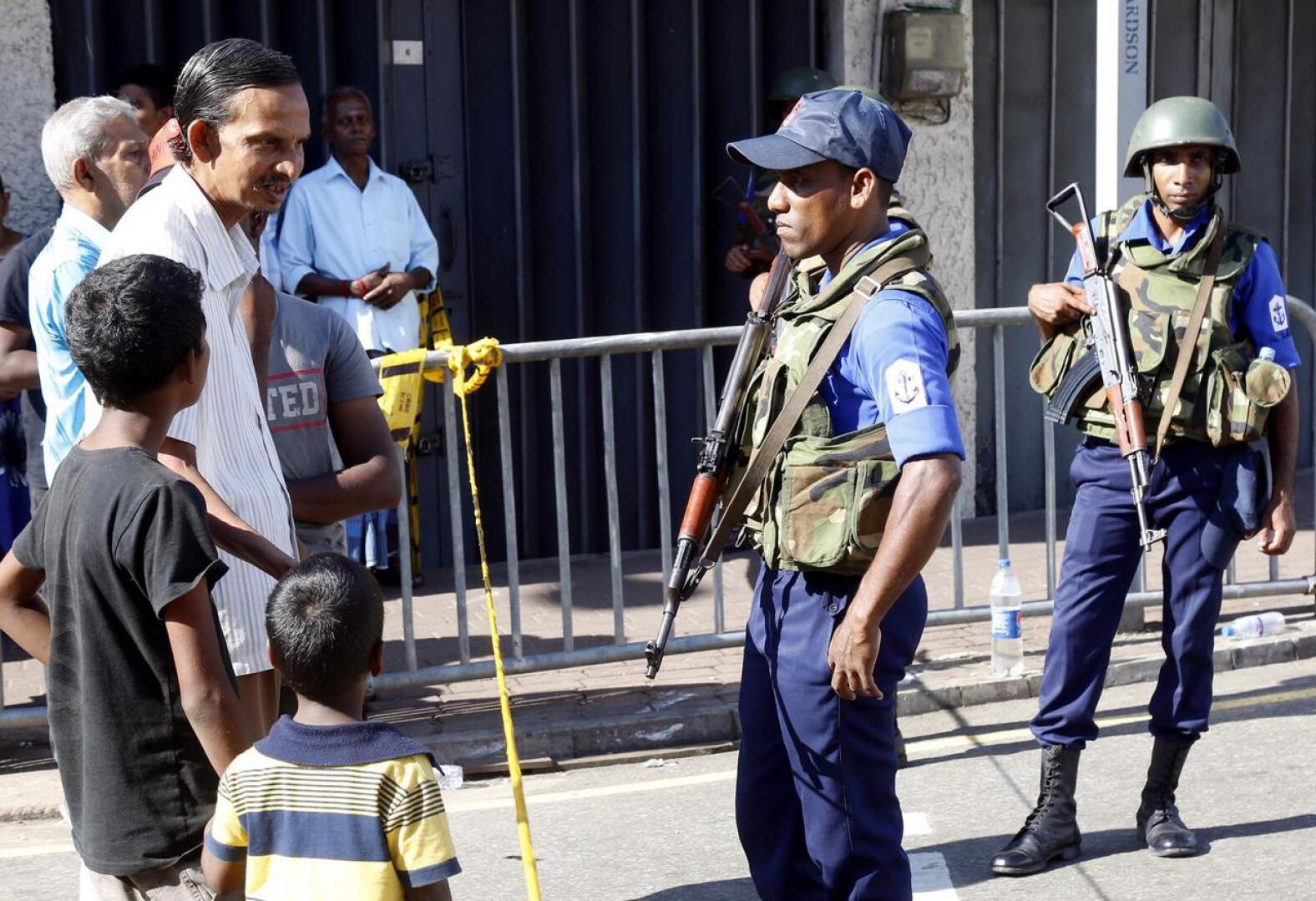 Sri Lankan ulkonaliikkumiskielto päättyi aikaisin maanantaiaamuna, mutta poliisi kontrolloi yhä laajoja alueita pääkaupunki Colombossa.