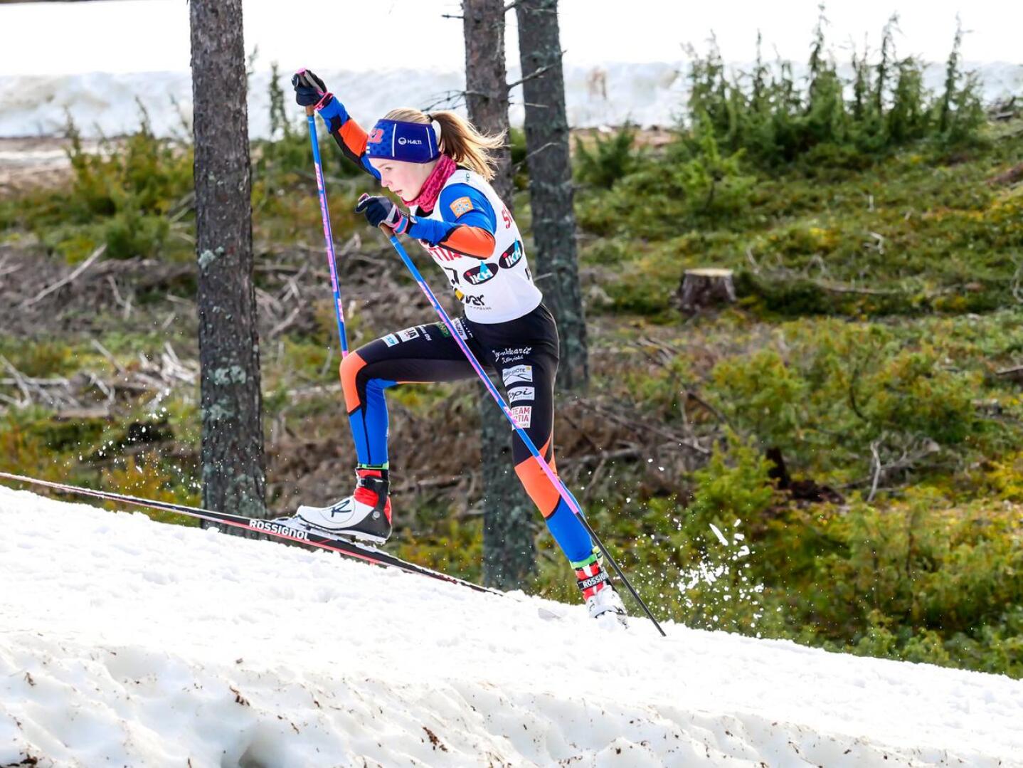 Iida Vuollet haluaa elättää itsensä hiihtämisellä. Tässä hän suksii Vuokatin Suomen-cupissa.