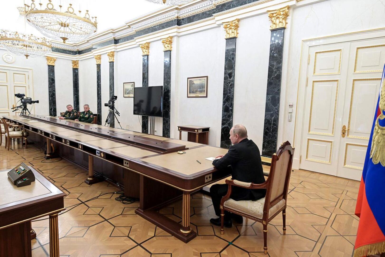 Vladimir Putin, puolustusministeri Sergei Shoigun ja kenraali Valeri Gerasimovin Kremlissä 27. 2.