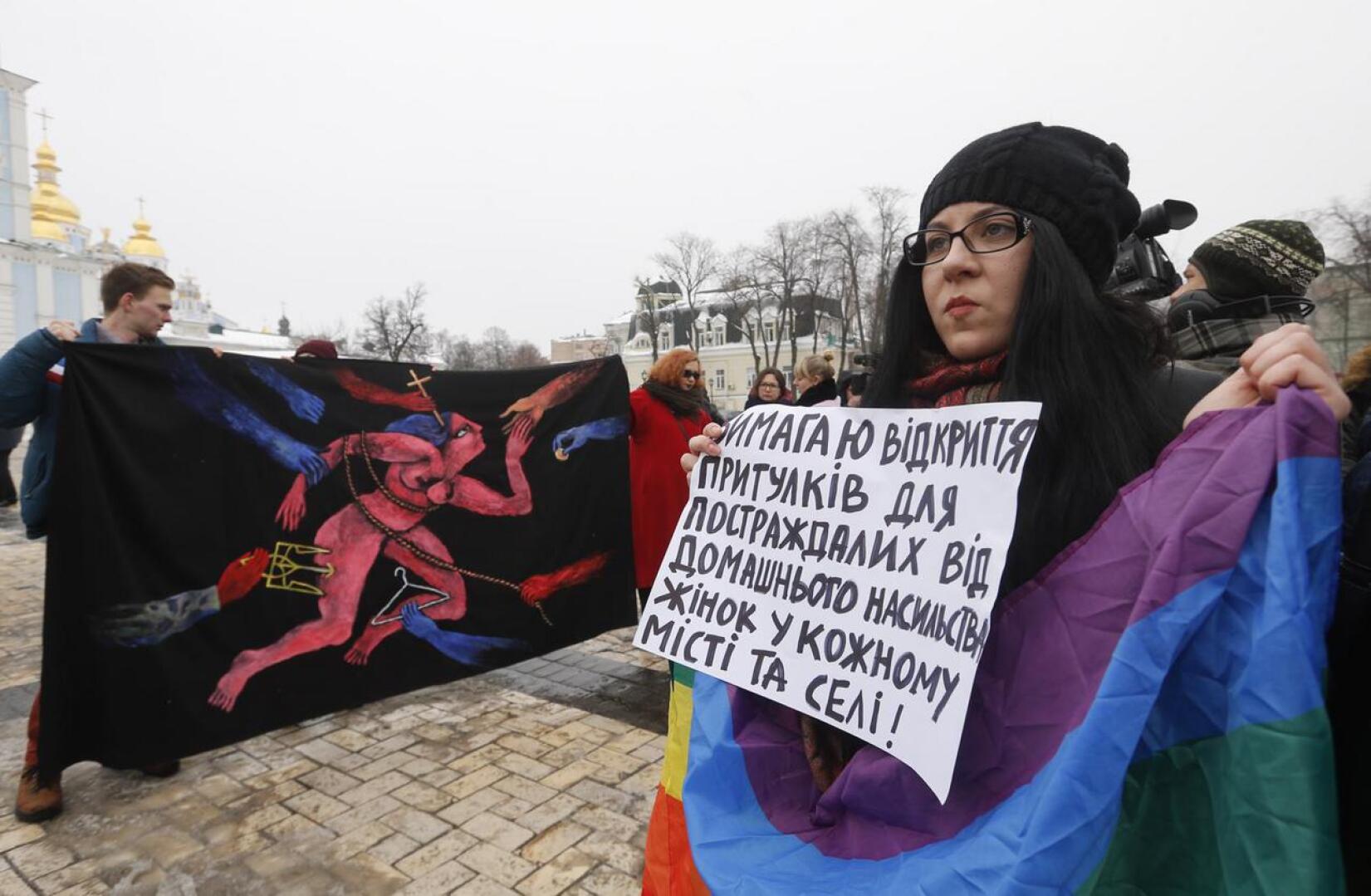 Mielenosoittajat vastustivat perheväkivaltaa Ukrainan Kiovassa viime vuoden naistenpäivänä.