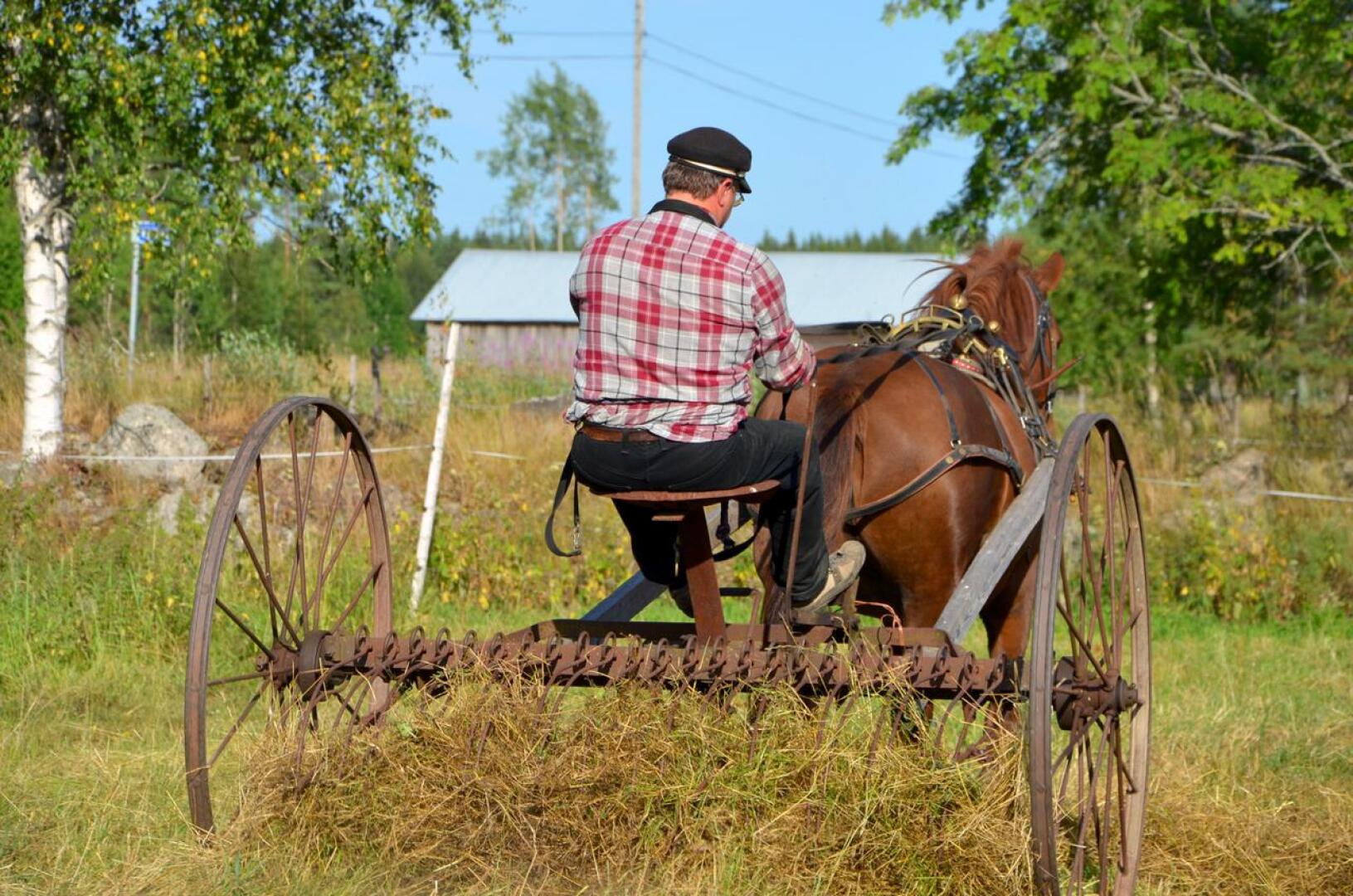 Einon syntymäkodissa maatyöt tehtiin käsityönä ja osaksi hevostyönä. Traktoria ei tunnettu.