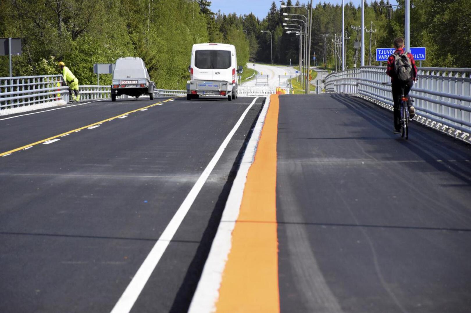 Lammassaaren ja Varassaaren sillat ovat liikennöitävissä. Reilu kevyen liikenteen kaista on erotettu ajoradasta oranssilla 29huomiovärillä.