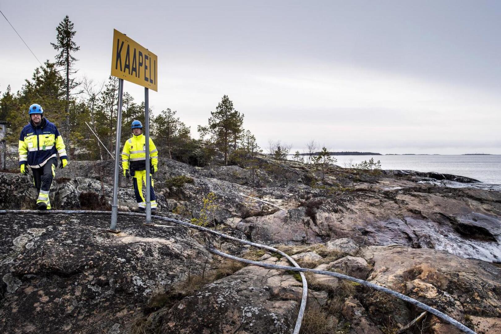 Tankarin majakkasaarelle sähkö menee merikaapelia pitkin, joka lähtee Öjasta entisen merivartioaseman luota. Tammikuussa Tankarin sähkökatkon syytä olivat tutkimassa Kokkolan Energian sähkö- ja automaatioasentaja Markku Dahlgren ja sähköasema-asentaja Risto Ekdahl.