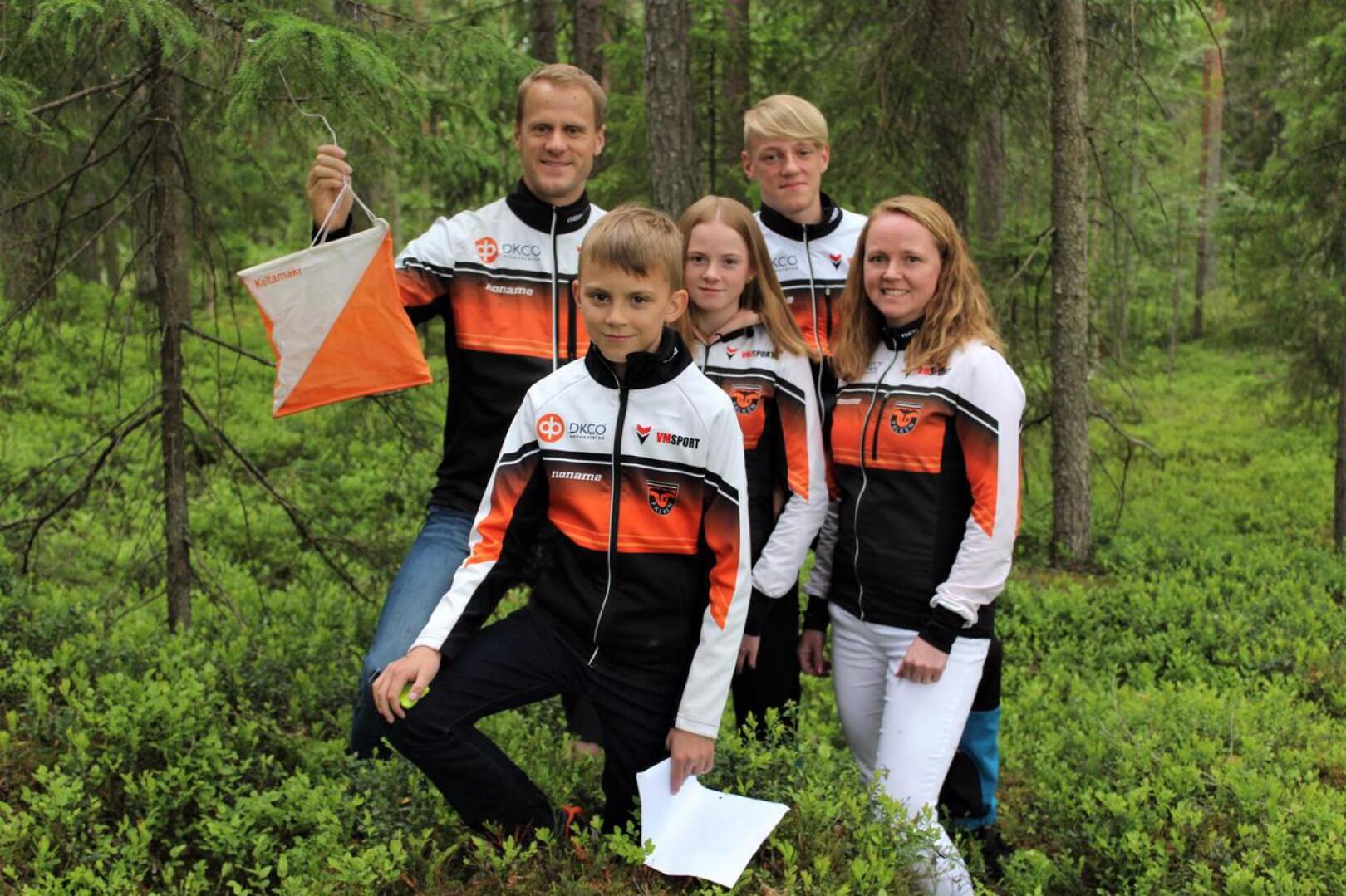 Rastilippu löydetty! Kuvassa Sören ja Emil Jansson (takana vasemmalta) sekä Lukas, Mia ja Tuija Jansson (edessä vasemmalta).