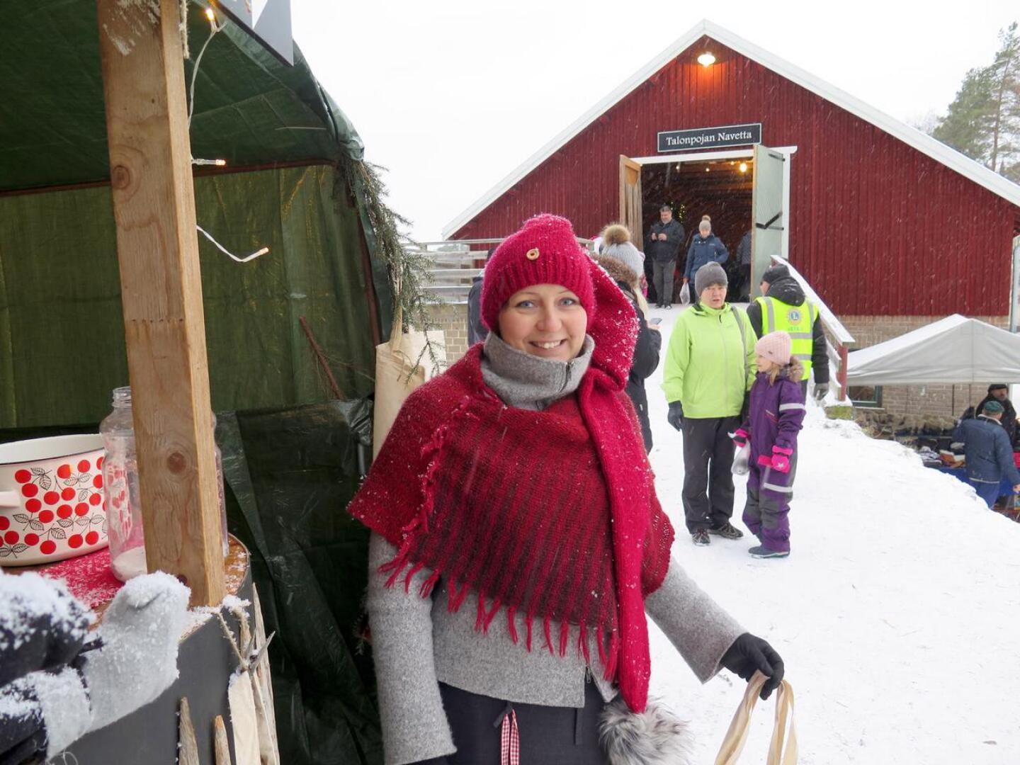 Talonpojan Navetan joulumarkkinat järjestetään nyt kuudetta kertaa. Kuvassa Katja Palosaari viime vuoden tapahtumassa.