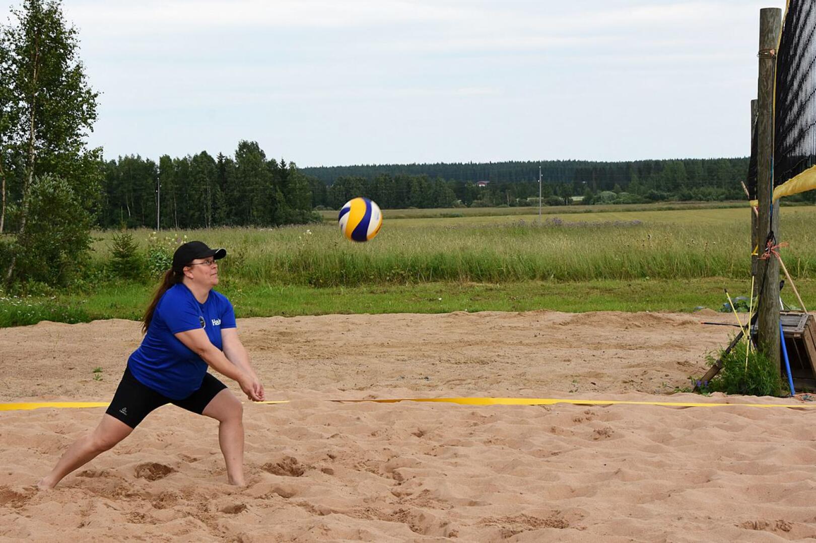 Asta Jauhiaisen kodin viereisille pelloille on rakennettu kaksi beach volley -kenttää. 