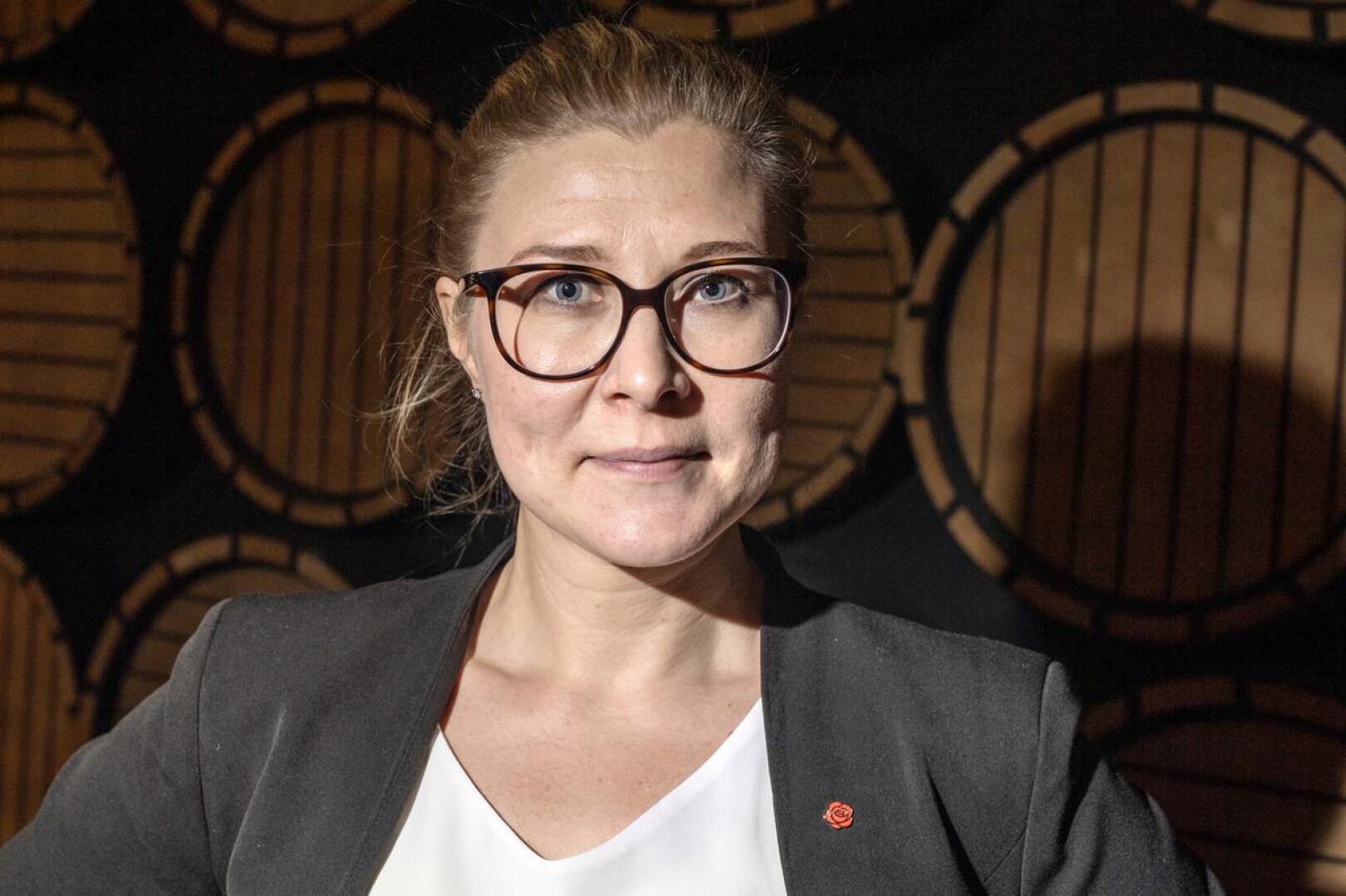 SDP:n varapuheenjohtaja, kansanedustaja Niina Malm, 40, Imatralta. Hän junaili perjantaina Kokkolaan puhumaan työelämäseminaarissa.