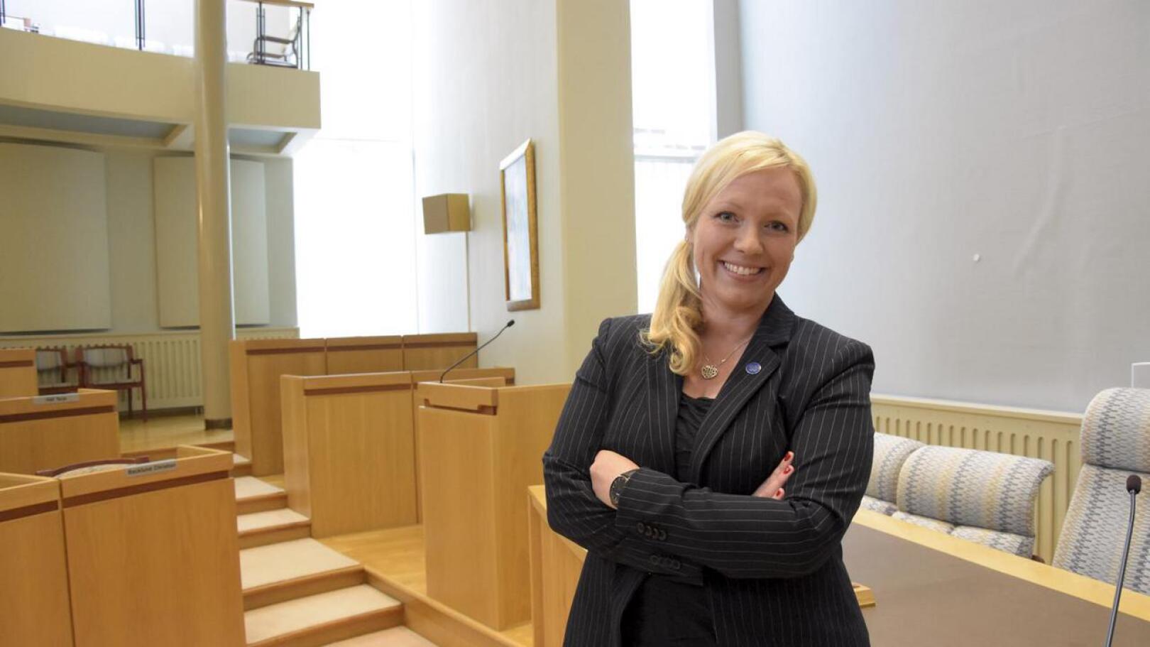 Kunnanvaltuuston puheenjohtaja Johanna Holmäng (rkp) ei keksi yhtään syytä, miksi 
Pedersörestä ei voisi tulla lapsiystävällistä kuntaa.