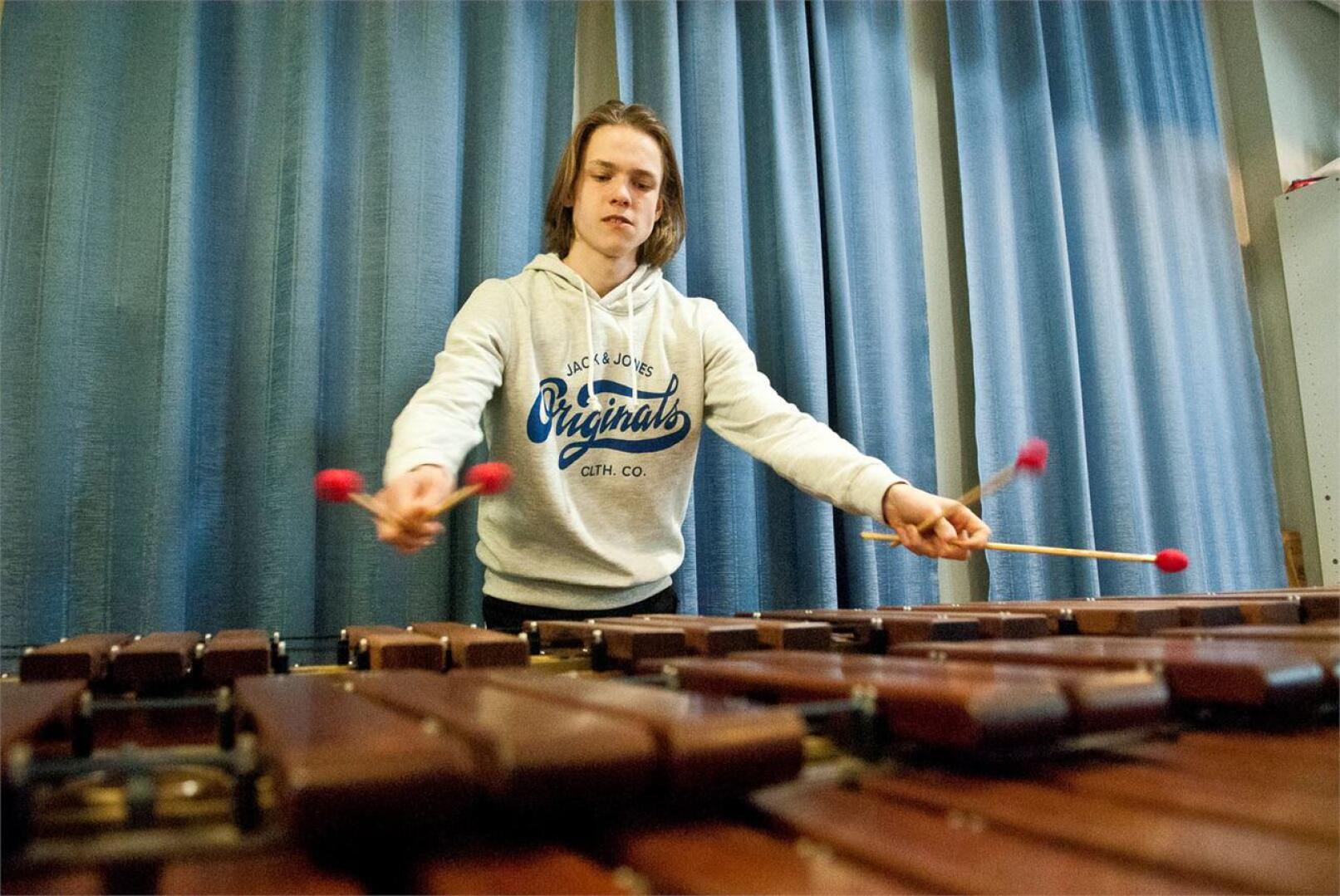 Sampo Rintalan ksylofonin soittoa kuullaan Kokkolan nuorisoittokunnan äitienpäiväkonsertissa. Kuva: Maria Store