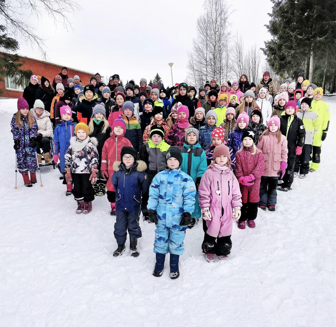 Edsevön koulun ja Edsevö skolan oppilaat kerääntyivät yhteispotrettiin viime talvena koulun pihalle. 
