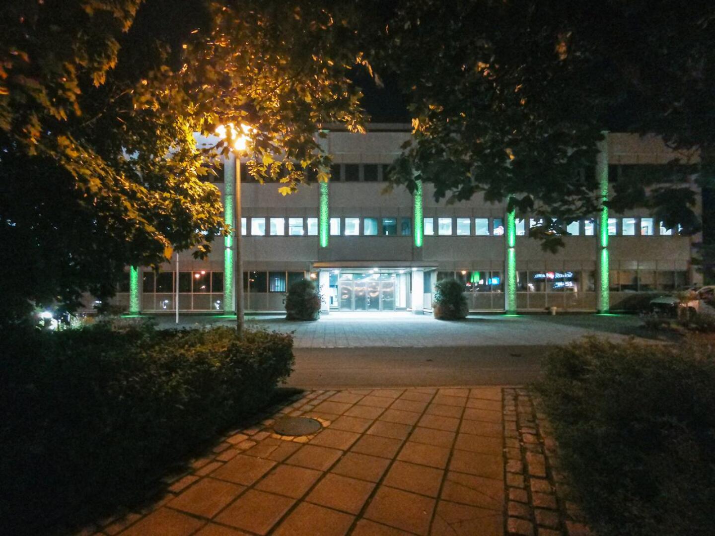 Kokkolan kaupungintalo vihreäksi valaistuna Mitokondriotautien viikon tapahtumasassa syksyllä 2020.