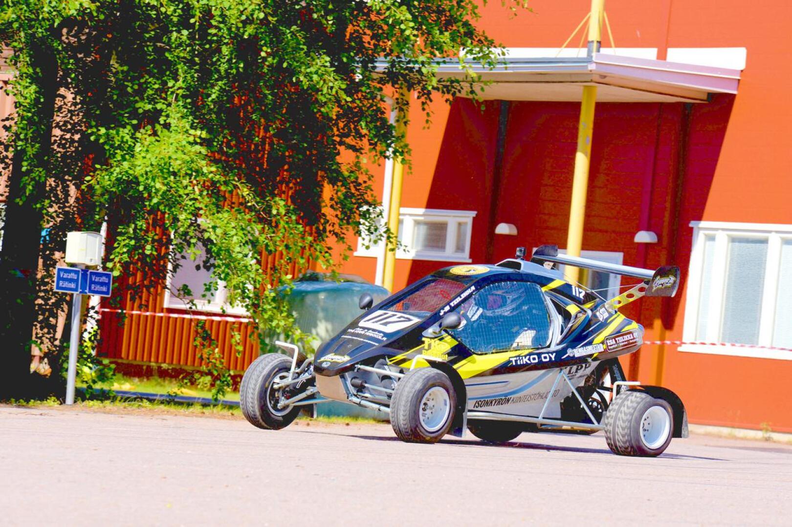 Teollisuuskylän rallisprintissä tulee olemaan monennäköistä menopeliä. Kaksi vuotta sitten Jari-Matti Tiilikka ajoi kyseisellä crosskartilla.