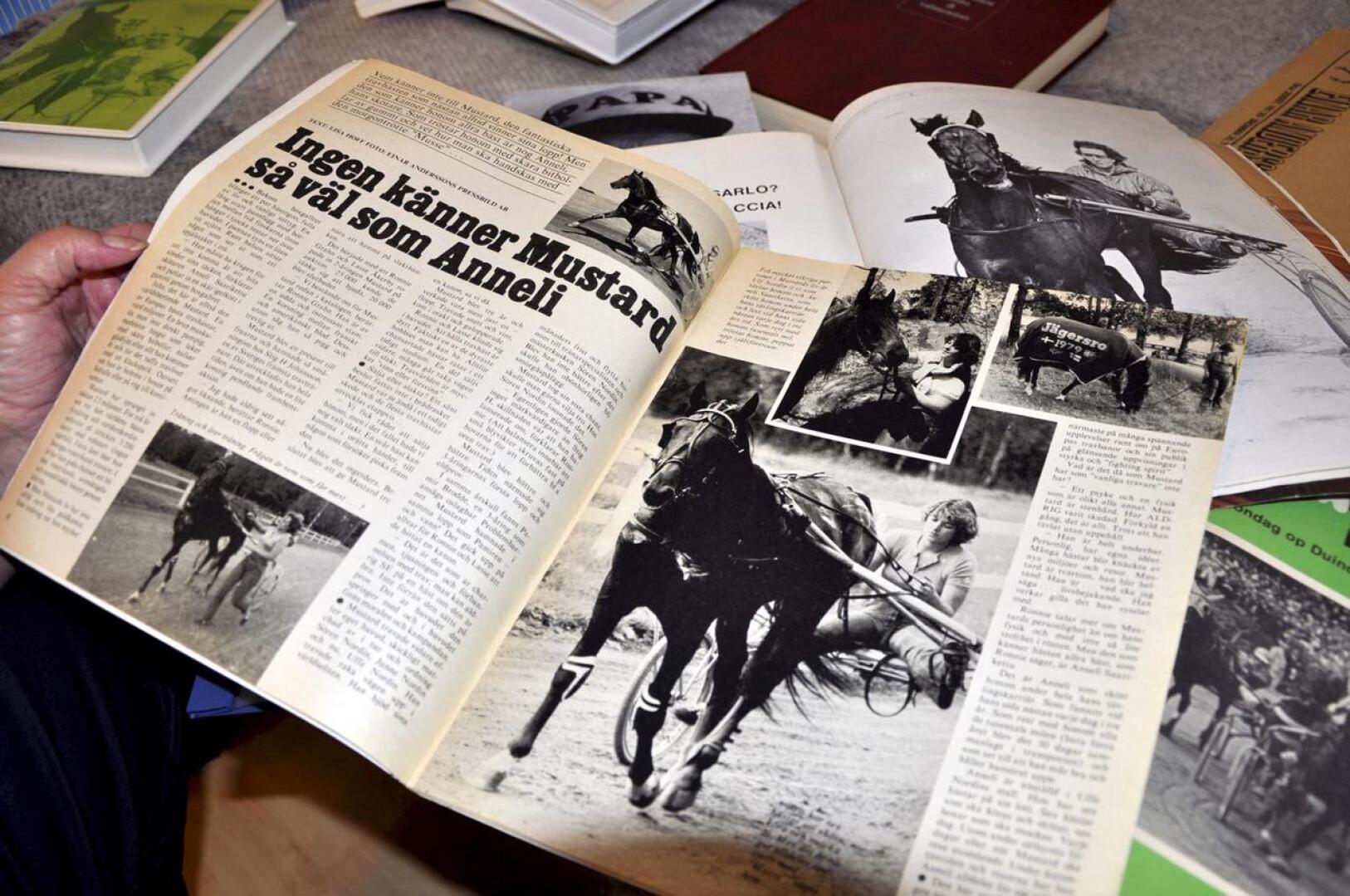 Konkreettisia muistoja vuosista Mustardin matkassa ovat leikekirjat, ne kertovat Saariketun tärkeästä roolista hevosen elämässä. 