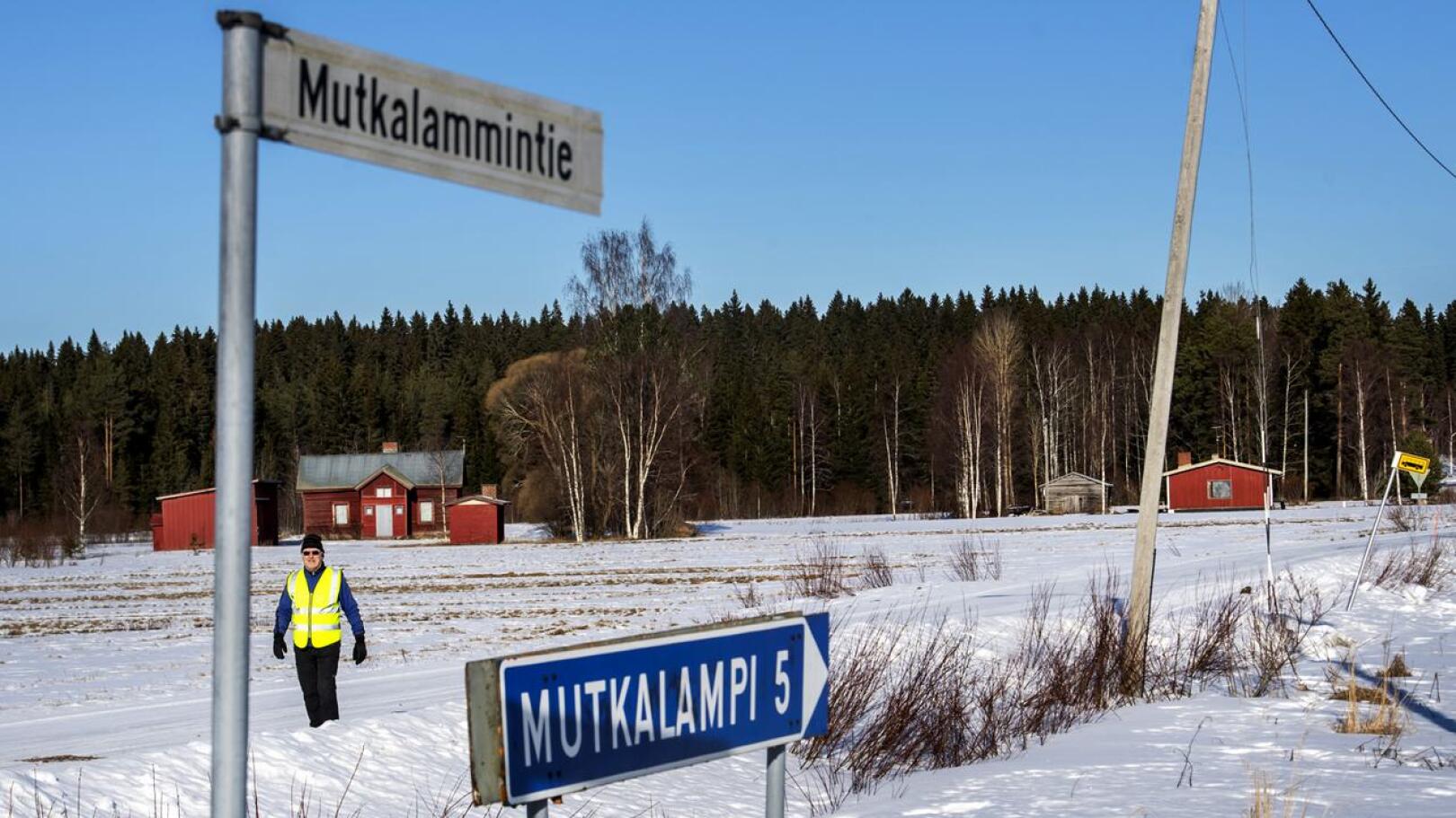 Ely-keskus aikoo kunnostaa Mutkalammintien soratieksi. Kuvassa Jouko Överman kahdeksan kilometrin kävelylenkillä.
