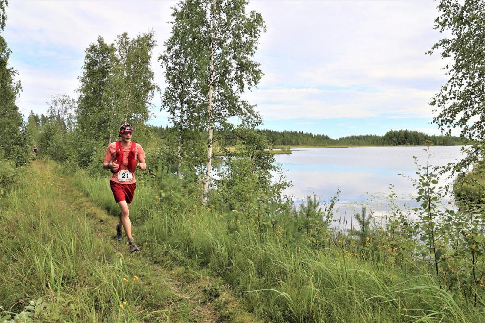 Teemu Poikkimäki teki uuden Nivalan ennätyksen polkujuoksussa viikonvaihteessa.