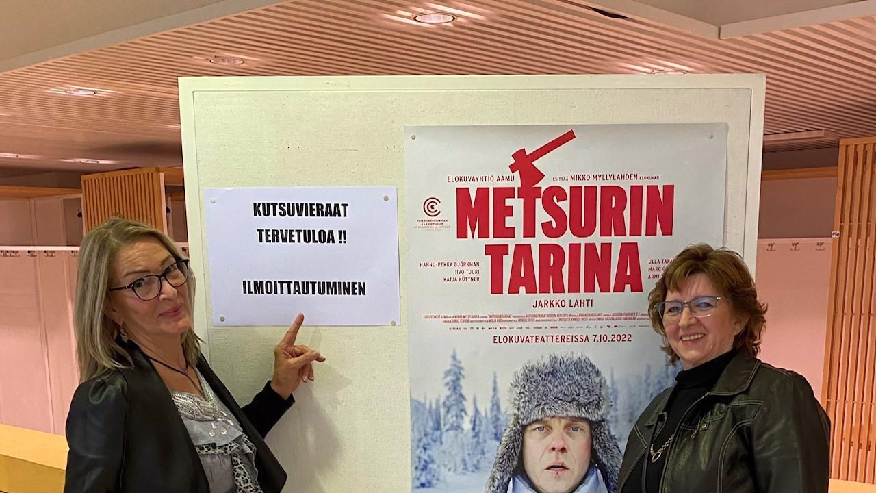 Kuusamolaiset Sari Ervasti ja Hannele Karvonen osallistuivat elokuvan tekoon.