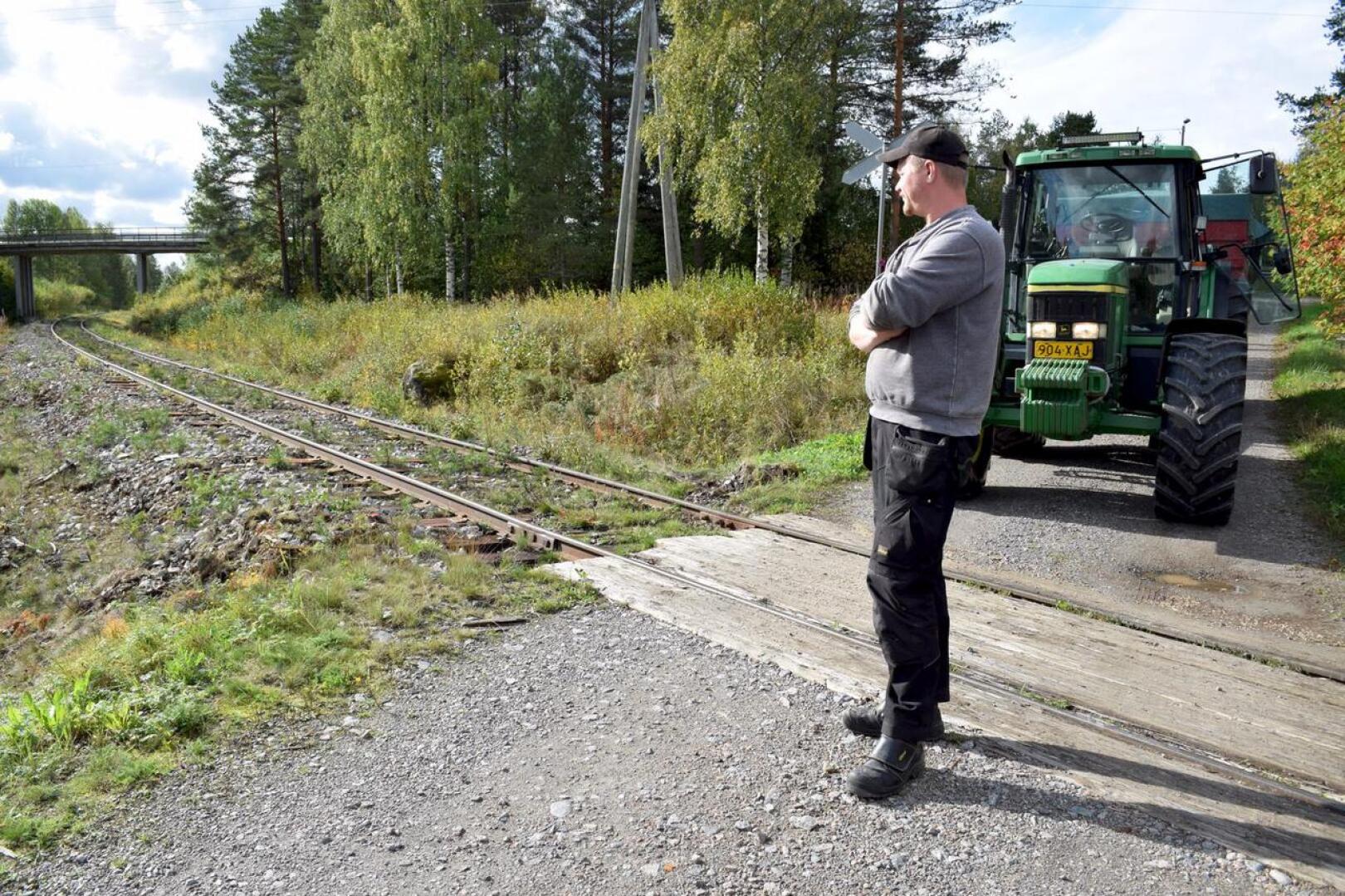 Martti Hosionaho pitää nykyistä Uhlgrenin tasoristeystä Haapajärven Kumisevassa vaarallisena.