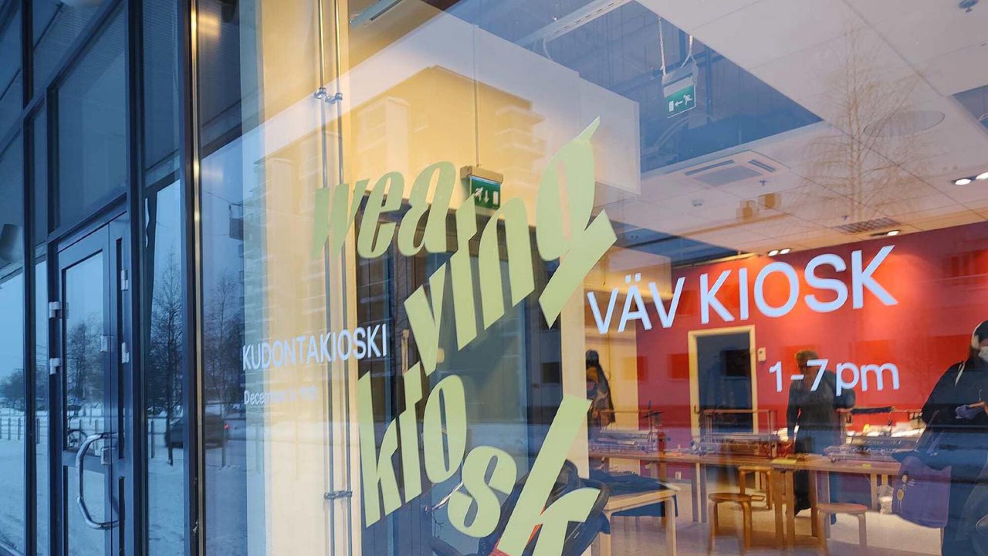 Taidemuseo on tehnyt rajayhteistyötä myös Pohjois-Ruotsin Luleå biennalen kanssa, kun se  toi osana biennalea Tornioon viikon ajaksi tanskalaisen tekstiilitaiteilija Rosa Tolnov Clausenin Kudontakioskin kauppakeskuksen katutasoon. Kioskissa vieraili yli 100 kutojaa viikon aikana. 