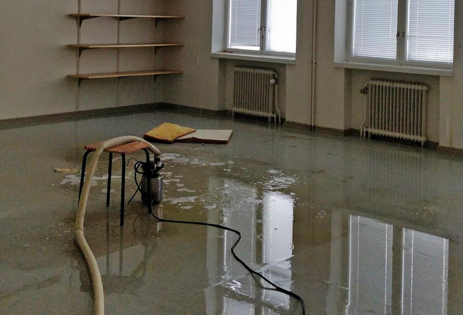 Vesi lainehtii yhä Ristikarin koulun luokkahuoneiden lattioilla ja käytävillä.