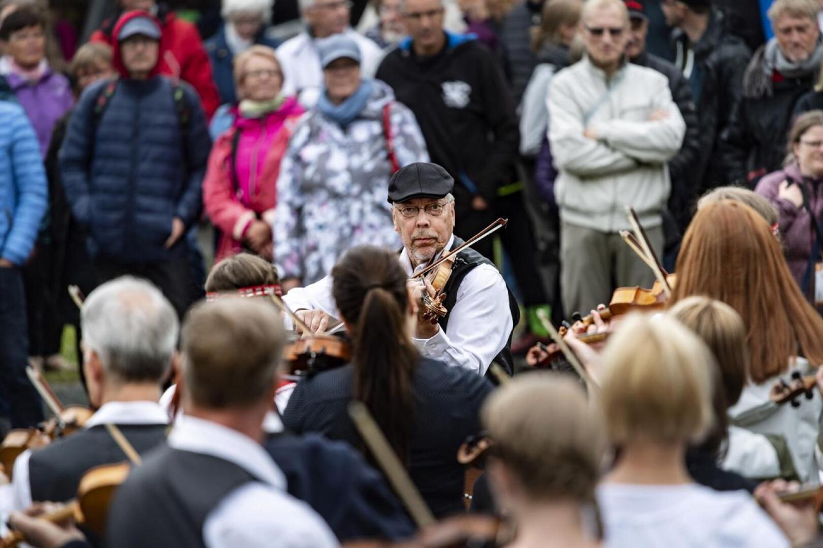 Kaustislainen viulunsoitto halutaan Unescon listalle. Mauno Järvelä johti soittoa ennen avajaiskulkuetta Kaustisen kansanmusiikkijuhlilla.