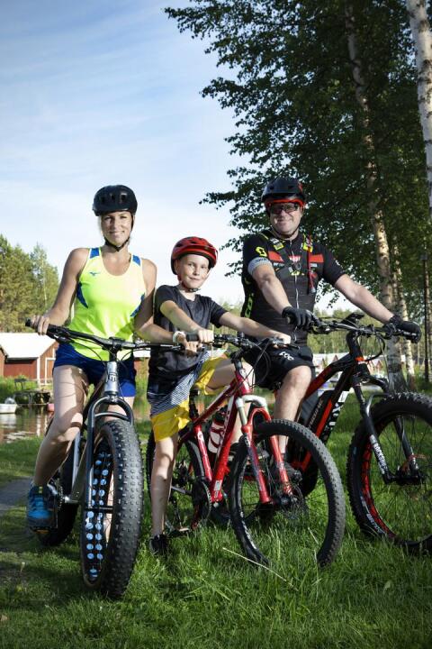 Paula, Roope ja Juha Erkkilä viettävät aktiivista ulkoilmaelämää. Maastopyöräilyn lisäksi he harrastavat muun muassa laskettelua.