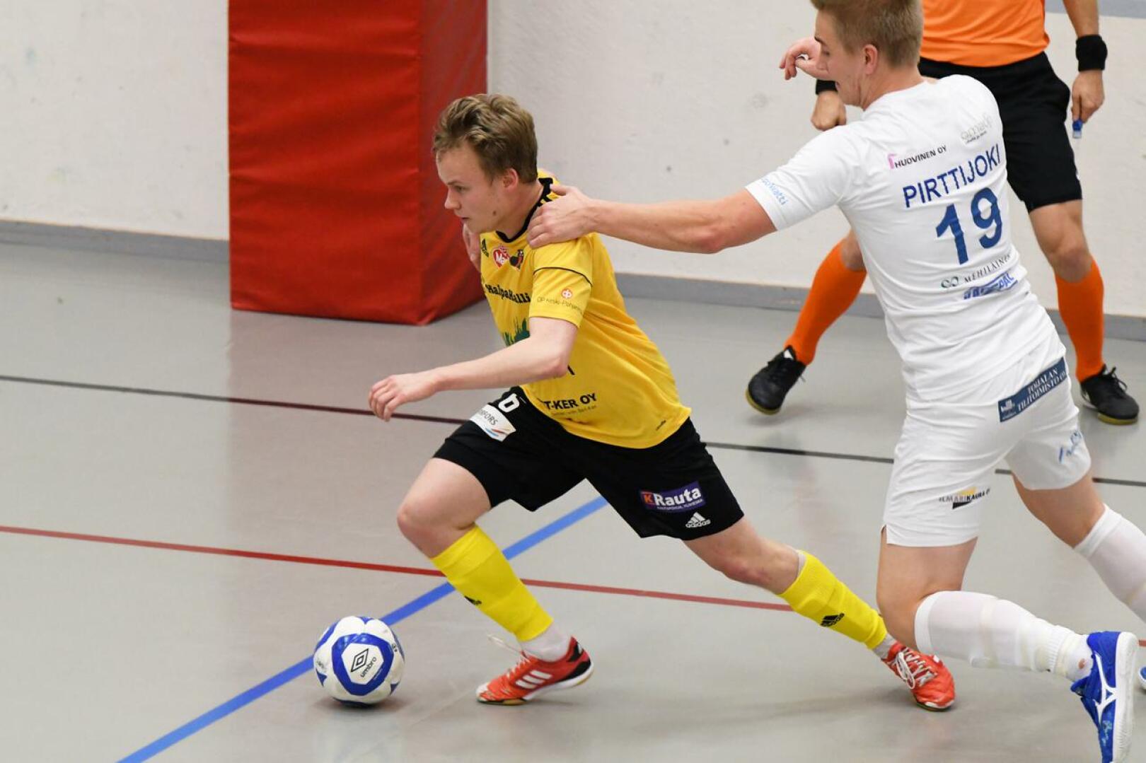 Atte Häivälä avasi Sievi FS:n maalitilin tämän kauden Futsal-liigassa KaDyä vastaan.